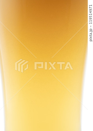 グラスに注いだ冷えた美味しいビール グラスに注いだ冷えた美味しいビール 119514971