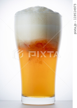 グラスに注いだ冷えた美味しいビール グラスに注いだ冷えた美味しいビール 119514973