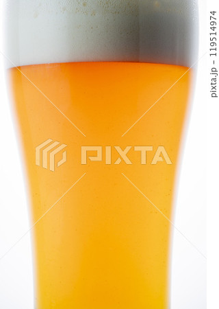 グラスに注いだ冷えた美味しいビール グラスに注いだ冷えた美味しいビール 119514974