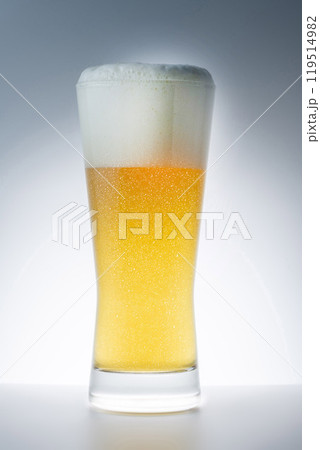 グラスに注いだ冷えた美味しいビール グラスに注いだ冷えた美味しいビール 119514982