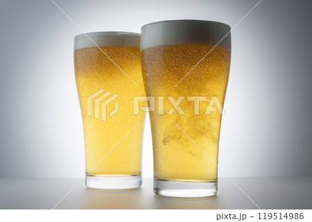 グラスに注いだ冷えた美味しいビール グラスに注いだ冷えた美味しいビール 119514986