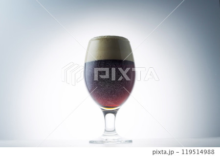 グラスに注いだ冷えた美味しいビール グラスに注いだ冷えた美味しいビール 119514988