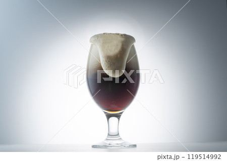 グラスに注いだ冷えた美味しいビール グラスに注いだ冷えた美味しいビール 119514992