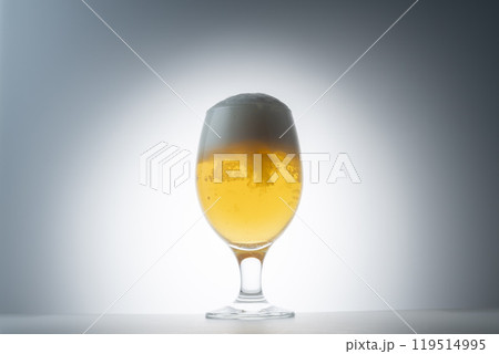 グラスに注いだ冷えた美味しいビール 119514995