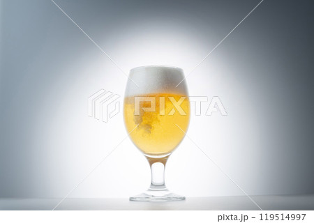 グラスに注いだ冷えた美味しいビール グラスに注いだ冷えた美味しいビール 119514997