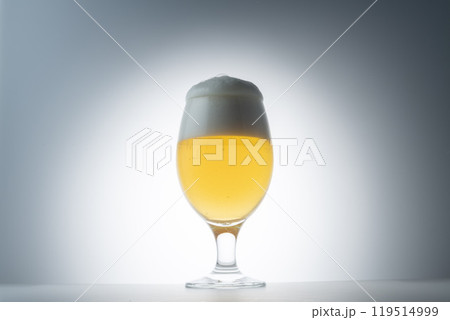 グラスに注いだ冷えた美味しいビール グラスに注いだ冷えた美味しいビール 119514999