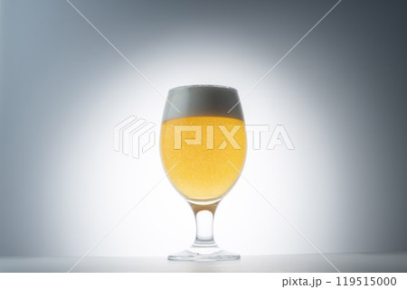 グラスに注いだ冷えた美味しいビール グラスに注いだ冷えた美味しいビール 119515000