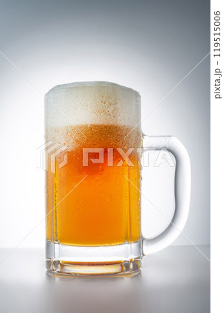 グラスに注いだ冷えた美味しいビール 119515006