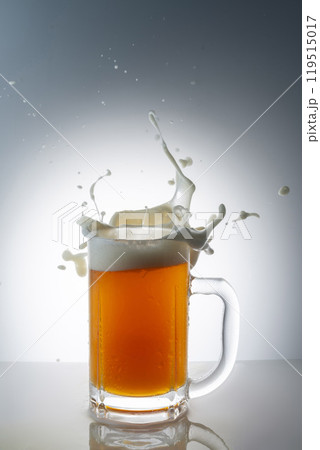 グラスに注いだ冷えた美味しいビール 119515017