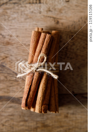 cinnamon sticks on wooden background 119515166