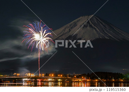 山梨県/ 河口湖 夜空を彩る富士山と冬花火 119515360
