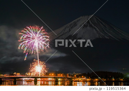 山梨県/ 河口湖 夜空を彩る富士山と冬花火 119515364