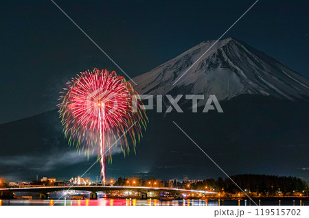 山梨県/ 河口湖 夜空を彩る富士山と冬花火 山梨県/ 河口湖 夜空を彩る富士山と冬花火 119515702