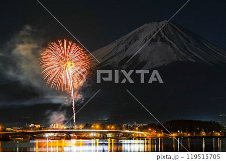 山梨県/ 河口湖 夜空を彩る富士山と冬花火 119515705