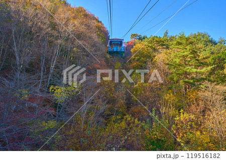 秋の山梨県甲府市の昇仙峡ロープウェイ山頂方面(パノラマ台駅) 119516182