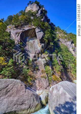 秋の山梨県甲府市 昇仙峡の主峰 覚円峰(かくえんぽう)を石門付近から見る 秋の山梨県甲府市 昇仙峡の主峰 覚円峰(かくえんぽう)を石門付近から見る 119516187