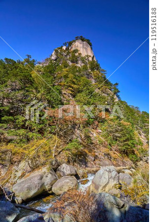 秋の山梨県甲府市 昇仙峡の主峰 覚円峰(かくえんぽう)を石門付近から見る 秋の山梨県甲府市 昇仙峡の主峰 覚円峰(かくえんぽう)を石門付近から見る 119516188
