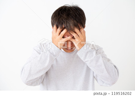 悩み苦しむミドル男性 悩み苦しむミドル男性 119516202