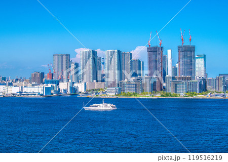 日本の東京都市景観晴海客船ターミナルは閉館されて久しい。晴海などのタワーマンションを望む 日本の東京都市景観晴海客船ターミナルは閉館されて久しい。晴海などのタワーマンションを望む 119516219