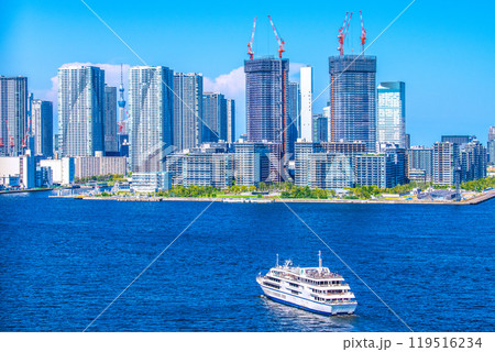 日本の東京都市景観晴海客船ターミナルは閉館されて久しい。晴海などのタワーマンションを望む 119516234