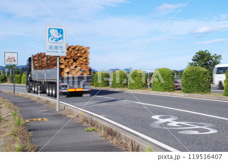 木材を満載したトレーラー式の大型トラックが鳥取県境港市の米子鬼太郎空港沿いのメロディー道路を走る光景 木材を満載したトレーラー式の大型トラックが鳥取県境港市の米子鬼太郎空港沿いのメロディー道路を走る光景 119516407