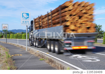 木材を満載したトレーラー式の大型トラックが鳥取県境港市の米子鬼太郎空港沿いのメロディー道路を走る光景 木材を満載したトレーラー式の大型トラックが鳥取県境港市の米子鬼太郎空港沿いのメロディー道路を走る光景 119516409