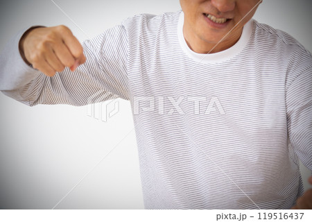 パワハラ・DV・虐待をするミドル男性 119516437