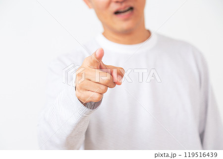 パワハラ・DVをするミドル男性 119516439