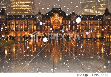 雪の降る東京駅　 119516558