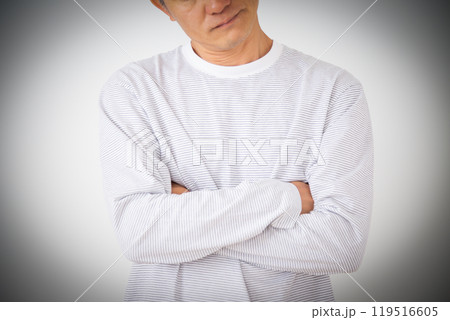 腕を組んで思い悩むミドル男性 119516605