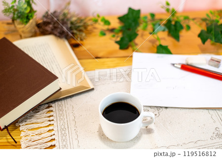 テーブルの上のコーヒーと本 テーブルの上のコーヒーと本 119516812