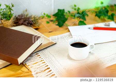 テーブルの上のコーヒーと本 テーブルの上のコーヒーと本 119516819