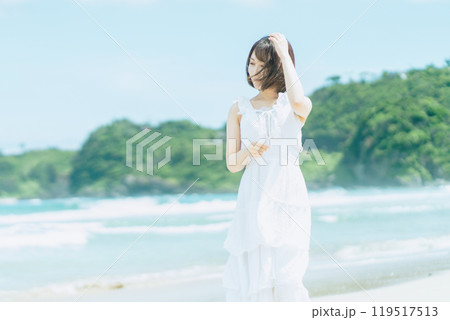 夏の爽やかな若い女性 119517513