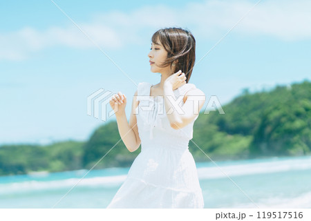 夏の爽やかな若い女性 119517516
