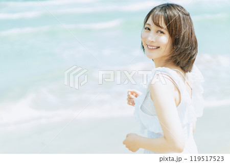 夏の爽やかな若い女性 119517523
