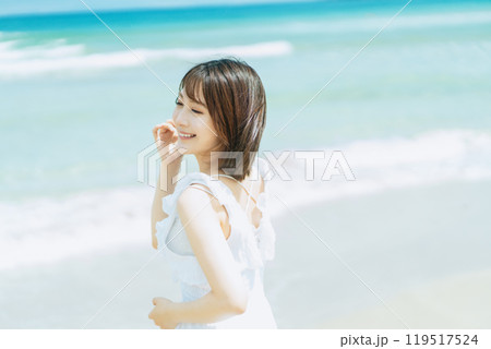 夏の爽やかな若い女性 夏の爽やかな若い女性 119517524