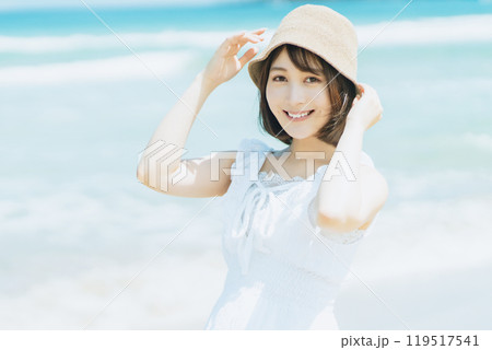 麦わら帽子を被った爽やかな女性のポートレート 麦わら帽子を被った爽やかな女性のポートレート 119517541