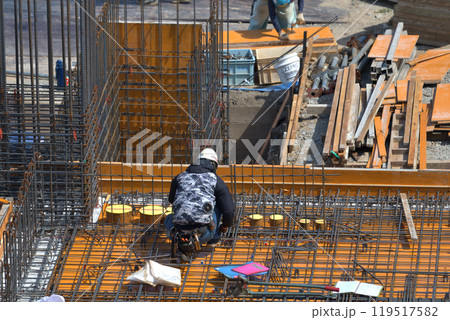 新築マンションの工事現場　鉄筋工の作業風景 119517582