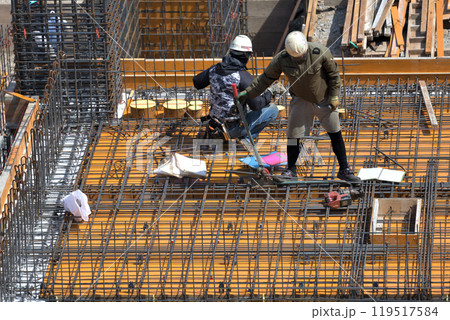 新築マンションの工事現場 鉄筋工の作業風景 新築マンションの工事現場 鉄筋工の作業風景 119517584