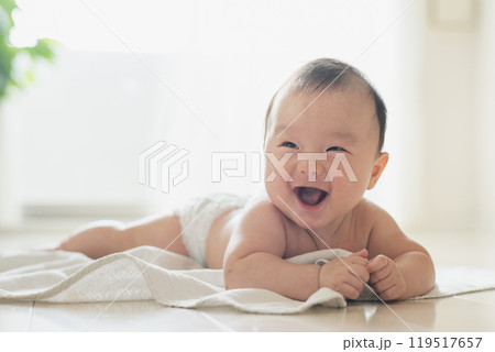 窓辺で寝転ぶ赤ちゃん 窓辺で寝転ぶ赤ちゃん 119517657