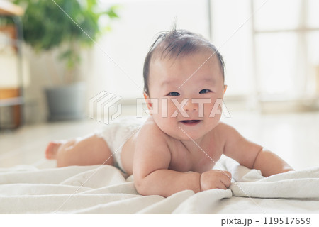 窓辺で寝転ぶ赤ちゃん 窓辺で寝転ぶ赤ちゃん 119517659