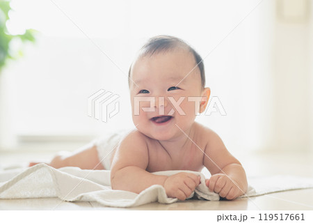 窓辺で寝転ぶ赤ちゃん 窓辺で寝転ぶ赤ちゃん 119517661