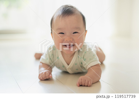 窓辺で寝転ぶ赤ちゃん 窓辺で寝転ぶ赤ちゃん 119517739