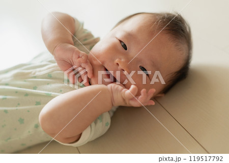 寝転ぶ赤ちゃん・指しゃぶり 寝転ぶ赤ちゃん・指しゃぶり 119517792