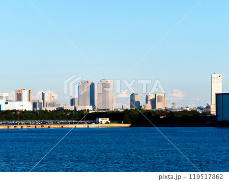 海から見た清々しい朝の幕張新都市の景色 119517862