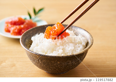 ご飯の上にのせた筋子醤油漬け ご飯の上にのせた筋子醤油漬け 119517882