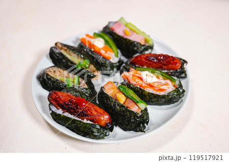 具材を詰めた細長おにぎり 119517921