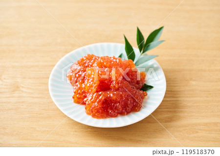 小皿に盛り付けた筋子醤油漬け 小皿に盛り付けた筋子醤油漬け 119518370