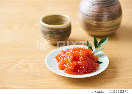 小皿に盛り付けた筋子醤油漬け 小皿に盛り付けた筋子醤油漬け 119518373