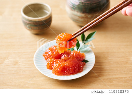 小皿に盛り付けた筋子醤油漬け 119518376